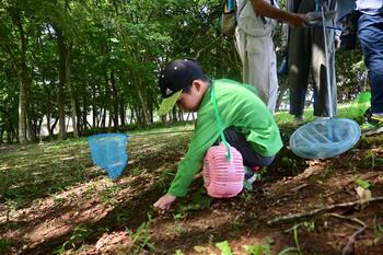 土を掴む少年の写真