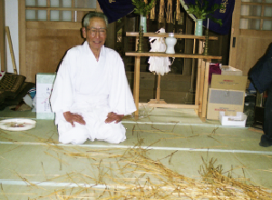 豊凶を占う神社総代の写真