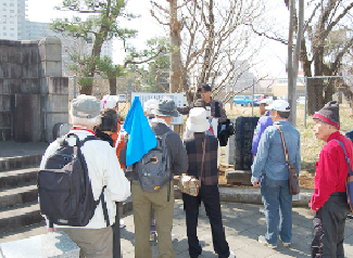 砲兵学校記念碑前の写真