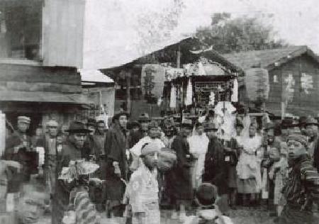 鹿渡本村香取神社御遷宮での御神輿（駅前南口・明治大正年間）の写真